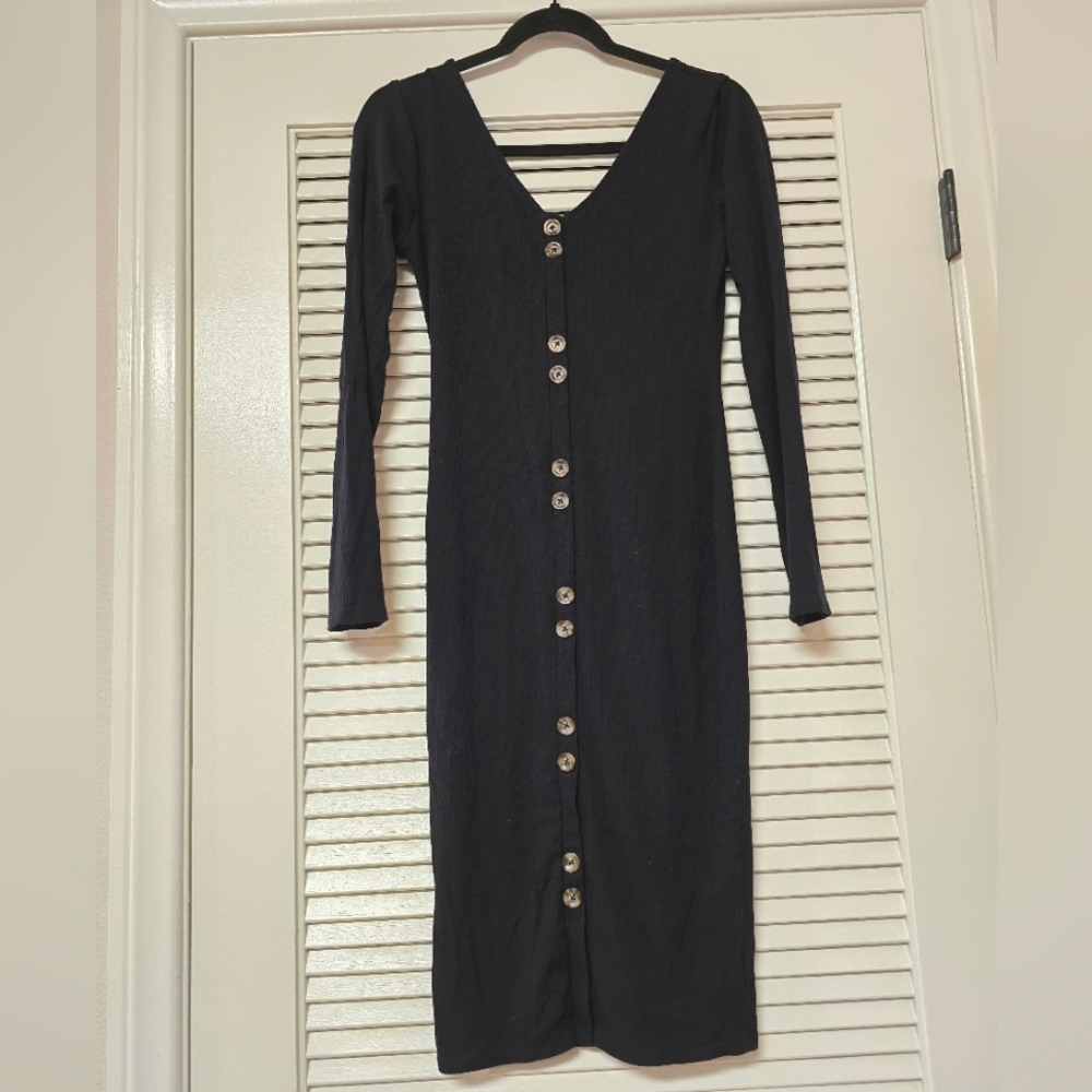 Heart & Hips - Black Ribbed V-Neck Long-Sleeve Faux Button Dress